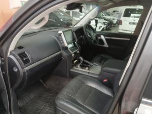 Toyota Land Cruiser 200 4.5D-4D V8 VX-R - Image 7