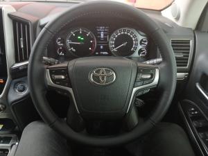 Toyota Land Cruiser 200 4.5D-4D V8 VX-R - Image 8