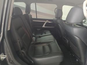 Toyota Land Cruiser 200 4.5D-4D V8 VX-R - Image 12