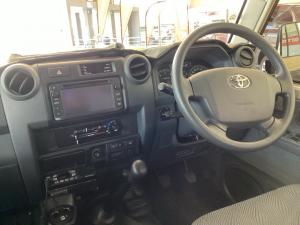 Toyota Land Cruiser 76 4.5D-4D V8 station wagon LX - Image 6
