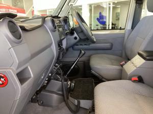 Toyota Land Cruiser 76 4.5D-4D V8 station wagon LX - Image 7