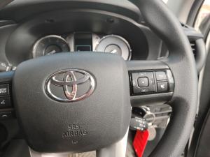 Toyota Hilux 2.4GD-6 double cab Raider manual - Image 10