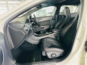 Mercedes-Benz GLA GLA220d 4Matic Style - Image 5