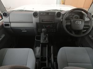 Toyota Land Cruiser 79 2.8GD-6 single cab auto - Image 6