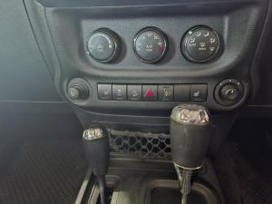 Jeep Wrangler Unlimited 3.6L Polar Edition - Image 13