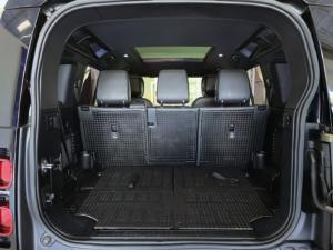 Land Rover Defender 110 D300 X-Dynamic HSE - Image 8
