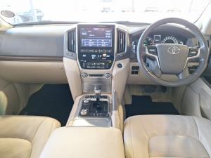 Toyota Land Cruiser 200 4.5D-4D V8 VX-R - Image 6