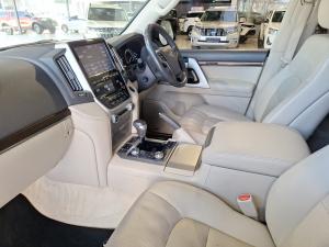 Toyota Land Cruiser 200 4.5D-4D V8 VX-R - Image 7