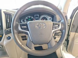 Toyota Land Cruiser 200 4.5D-4D V8 VX-R - Image 8