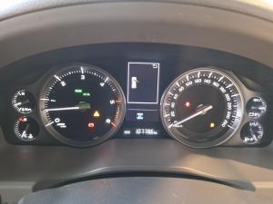 Toyota Land Cruiser 200 4.5D-4D V8 VX-R - Image 11