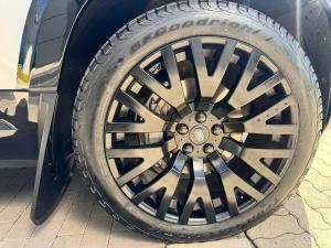 Land Rover Defender 110 D300 X-Dynamic HSE - Image 21