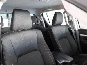 Toyota Hilux 2.4GD-6 double cab 4x4 Raider manual - Image 8