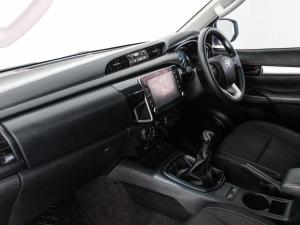 Toyota Hilux 2.4GD-6 double cab 4x4 Raider manual - Image 9