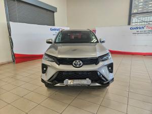 Toyota Fortuner 2.4GD-6 manual - Image 4