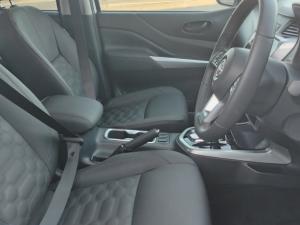Nissan Navara 2.5DDTI LE/LE Plus automatic D/C - Image 9