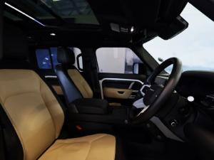 Land Rover Defender 110 D300 X-Dynamic HSE - Image 9