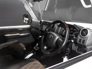 Toyota Land Cruiser 79 2.8GD-6 double cab - Image 10