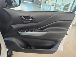 Nissan Navara 2.5DDTI Stealth automatic - Image 14
