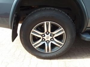 Toyota Fortuner 2.4GD-6 manual - Image 12