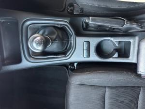 Toyota Hilux 2.4GD-6 double cab Raider manual - Image 12