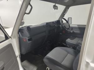 Toyota Land Cruiser 79 4.2D single cab - Image 7