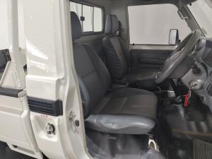 Toyota Land Cruiser 79 4.2D single cab - Image 12