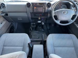Toyota Land Cruiser 76 4.5D-4D V8 station wagon LX - Image 6