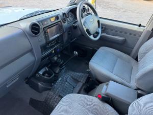 Toyota Land Cruiser 76 4.5D-4D V8 station wagon LX - Image 7