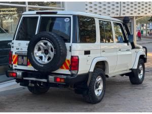 Toyota Land Cruiser 76 4.5D-4D V8 station wagon LX - Image 2