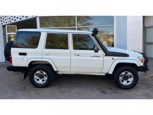 Toyota Land Cruiser 76 4.5D-4D V8 station wagon LX - Image 3