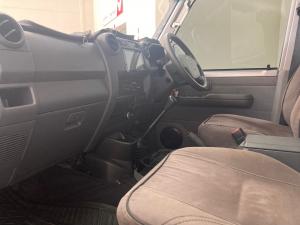 Toyota Land Cruiser 76 4.5D-4D V8 station wagon LX - Image 7