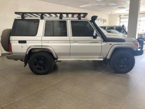 Toyota Land Cruiser 76 4.5D-4D V8 station wagon LX - Image 3
