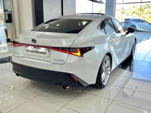 Lexus IS 300h SE - Image 6