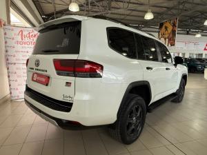 Toyota Land Cruiser 300 3.3D GR-Sport - Image 2