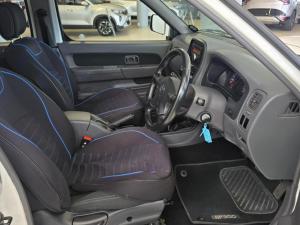 Nissan NP300 Hardbody 2.5TDi double cab 4x4 - Image 9