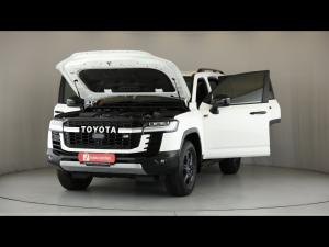 Toyota Land Cruiser 300 3.3D GR-Sport - Image 13