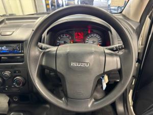 Isuzu D-Max 250 Fleetside chassis cab safety - Image 8
