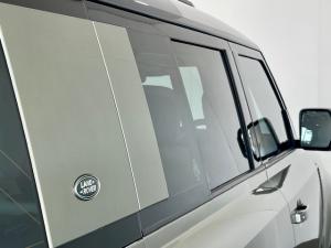 Land Rover Defender 110 D300 SE - Image 11