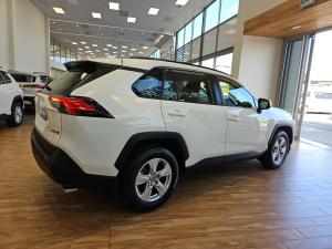 Toyota RAV4 2.0 GX auto - Image 2