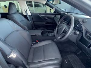 Lexus ES 300h EX - Image 10