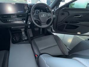 Lexus ES 300h EX - Image 13