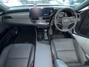 Lexus ES 300h EX - Image 14