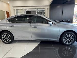 Lexus ES 300h EX - Image 4