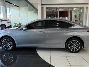 Lexus ES 300h EX - Image 8