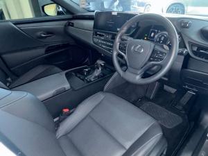 Lexus ES 300h EX - Image 9