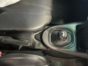 Toyota Hilux 2.0 (aircon) - Image 10