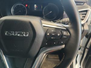 Isuzu D-MAX 3.0 Ddi V-CROSS HR automatic D/C - Image 10