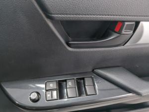 Toyota Hilux 2.4GD-6 double cab 4x4 Raider manual - Image 14