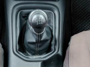 Toyota Hilux 2.4GD-6 double cab 4x4 Raider manual - Image 8
