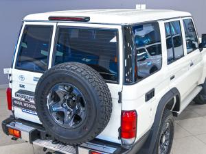 Toyota Land Cruiser 76 2.8GD-6 station wagon LX manual - Image 17